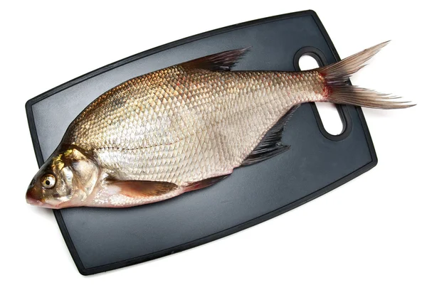 Čerstvá ryba pražma na prkénko na bílém pozadí — Stock fotografie