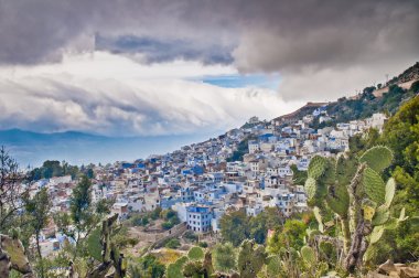 Fas Chefchaouen mavi şehir genel bakışta