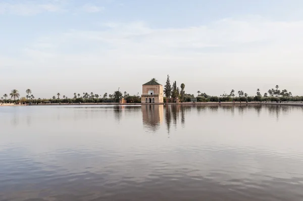 Pavilhão nos Jardins Menara em Marrakech, Marrocos — Fotografia de Stock