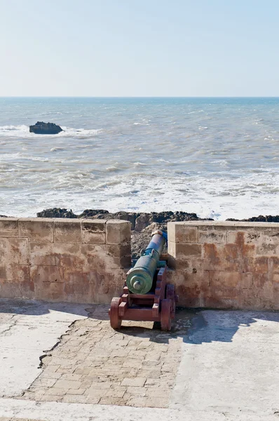 Försvarsmur kanoner på essaouira, Marocko — Stockfoto