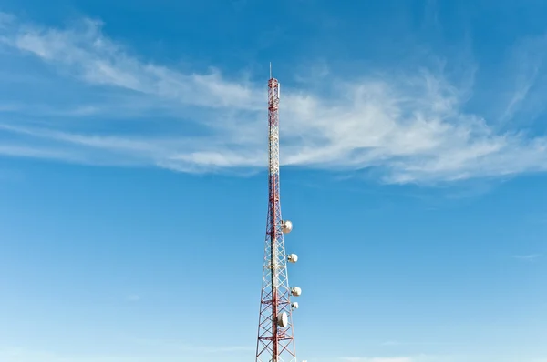 Transmissie antenne op een heldere hemel — Stockfoto