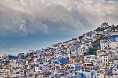 Fas Chefchaouen mavi şehir genel bakışta