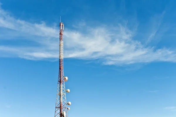 Transmissie antenne op een heldere hemel — Stockfoto