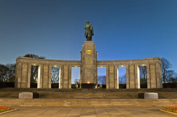 Sowjetische ehrenmal v Berlíně, Německo — Stock fotografie