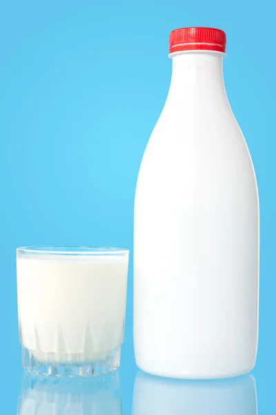 Garrafa e copo de leite fresco — Fotografia de Stock