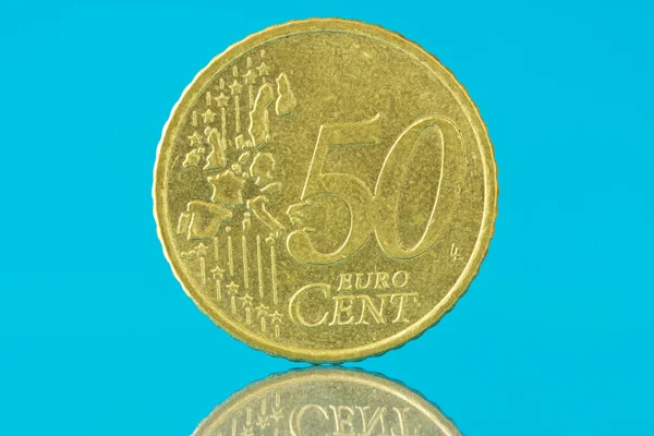 Pięćdziesiąt euro centów na niebieskim tle — Zdjęcie stockowe