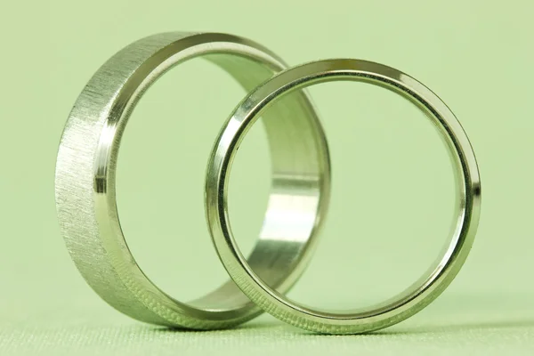 Gyűrűk, egy zöld háttér — Stock Fotó