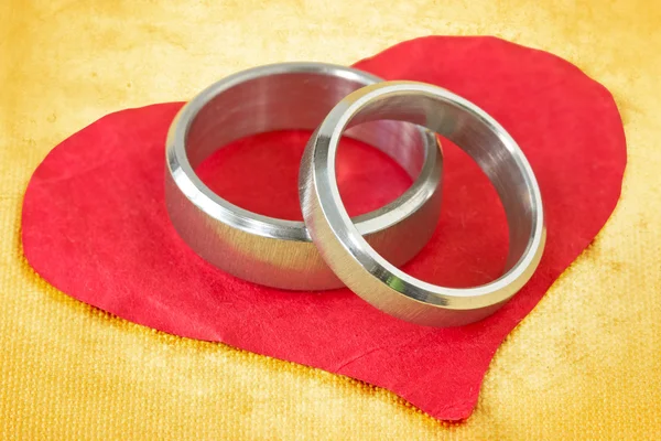 Wedding rings on paper heart — Stock Photo, Image