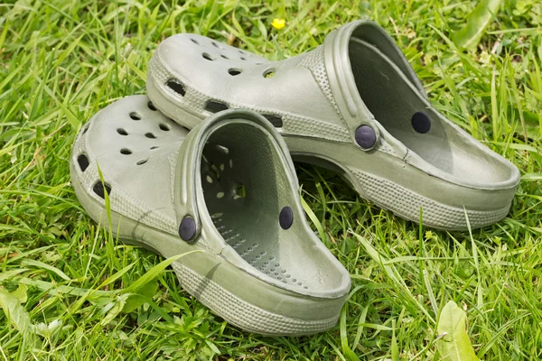 Sandales de caoutchouc sur une herbe — Photo