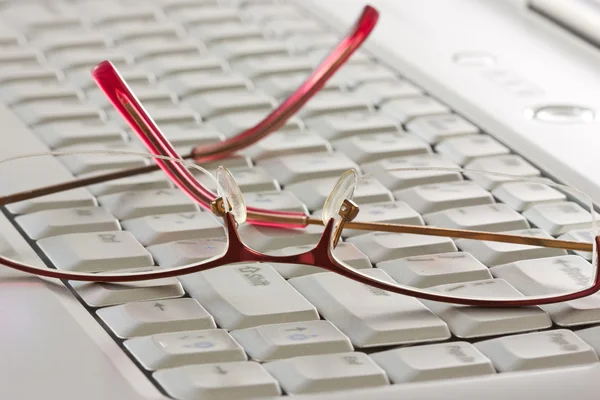 Glasses on the computer keyboard — Stock Photo, Image