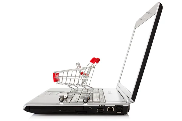 Laptop s nákupním košíku — Stock fotografie