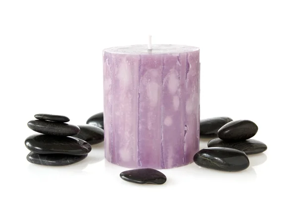芳香蜡烛和黑色鹅卵石 — 图库照片