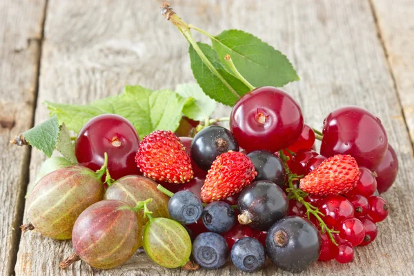 Assorted berries on the wooden floor – stockfoto