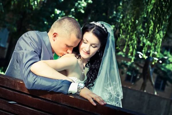 Le marié embrasse sa mariée — Photo