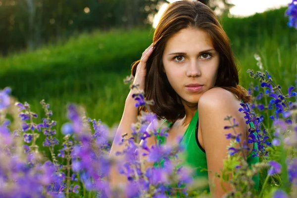 Hermosa chica en el campo verde —  Fotos de Stock