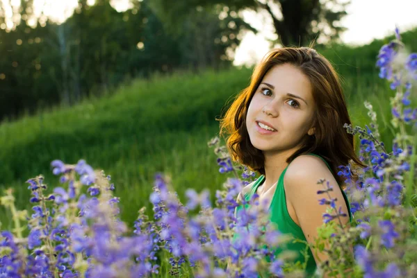 Vacker flicka på gröna fält — Stockfoto