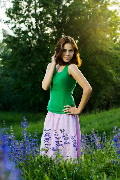 Bella ragazza sul campo verde — Foto Stock