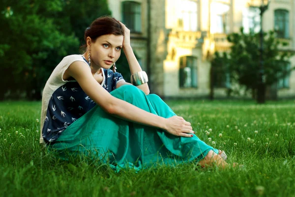 Belle jeune femme relaxante sur l'herbe verte — Photo