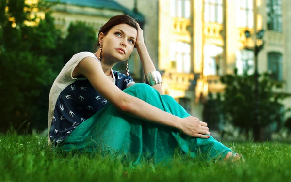 Mulher bonita jovem relaxante na grama verde — Fotografia de Stock