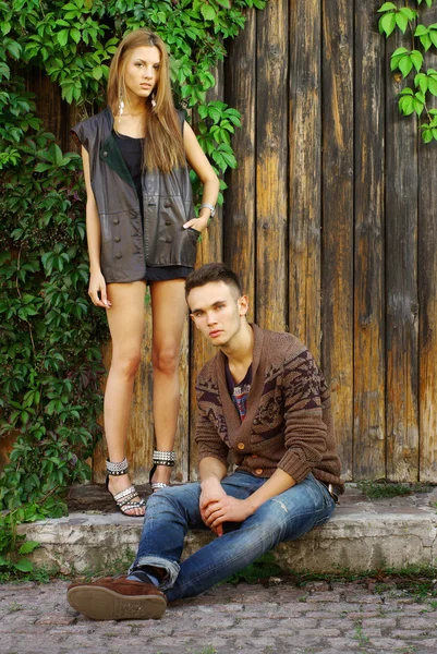 Mode shot van een trendy jongen en meisje — Stockfoto