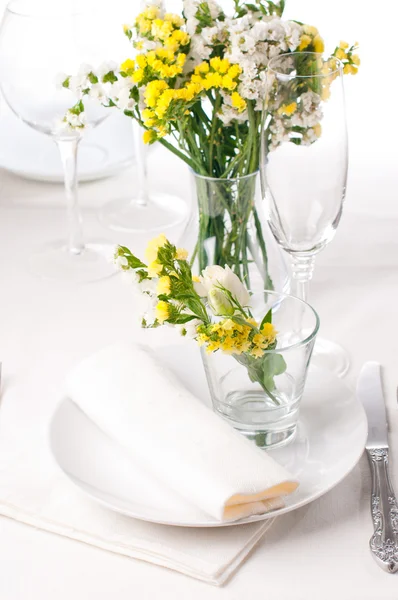 Ajuste de mesa festivo en amarillo —  Fotos de Stock