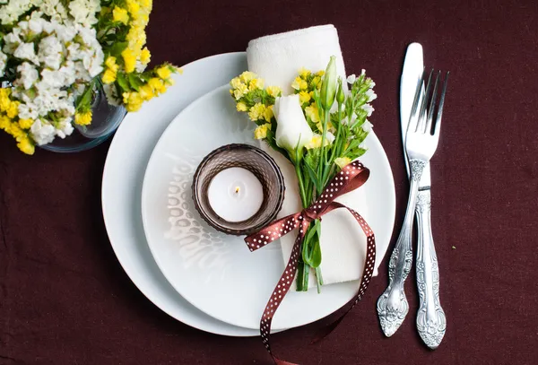 Ajuste de mesa festivo en marrón — Foto de Stock