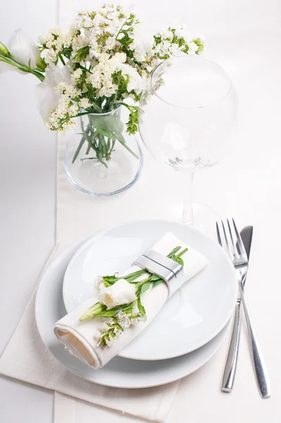 白のお祝いテーブルの設定 — ストック写真