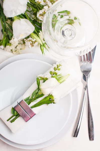 Γιορτινό τραπέζι ρύθμιση στα λευκά — Φωτογραφία Αρχείου
