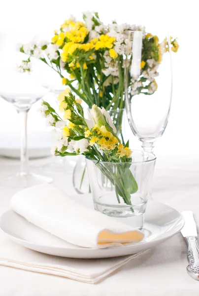 Festive table setting in yellow — Stock Photo, Image