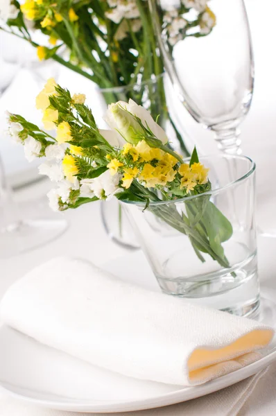 Festive table setting in yellow — Stock Photo, Image