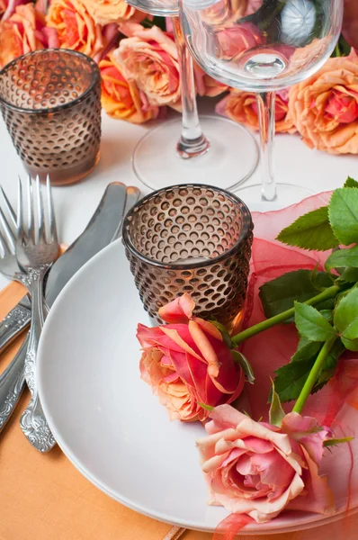 Ünnepi asztal beállítás rózsákkal — Stock Fotó