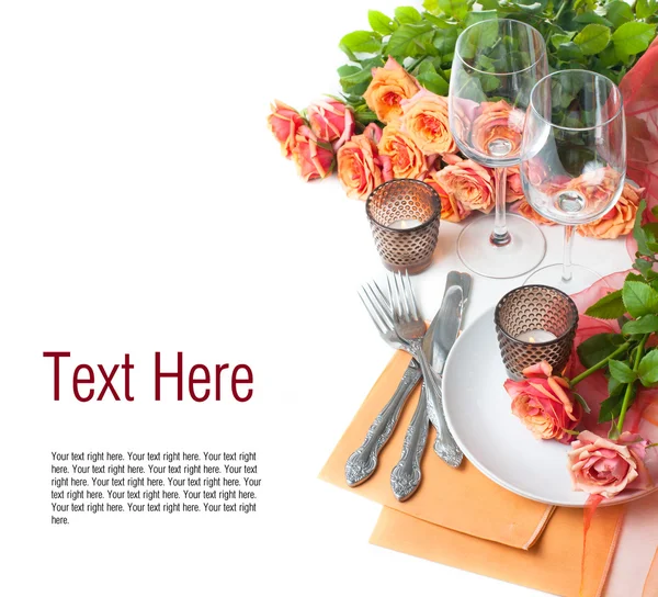 Modelo com configuração de mesa festiva com rosas — Fotografia de Stock