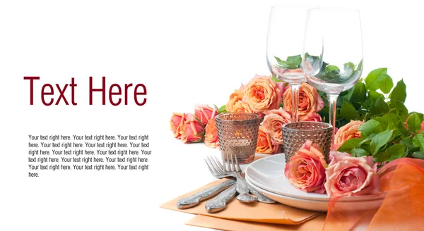 带着玫瑰的节日餐桌设置模板 — 图库照片