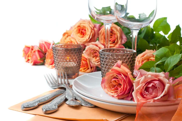 Ρύθμιση γιορτινό τραπέζι με τριαντάφυλλα — Φωτογραφία Αρχείου