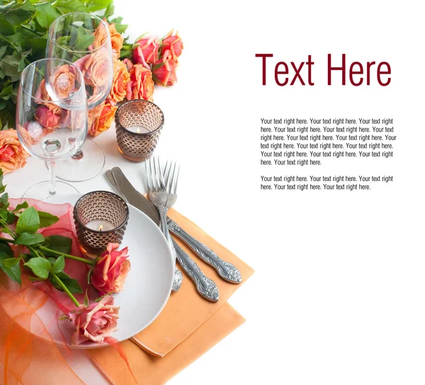 Шаблон с праздничной сервировкой стола с розами — стоковое фото