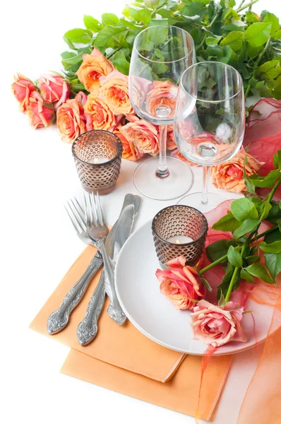 Ünnepi asztal beállítás rózsákkal — Stock Fotó