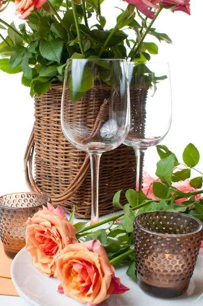 Feestelijke tabel instelling met rozen — Stockfoto