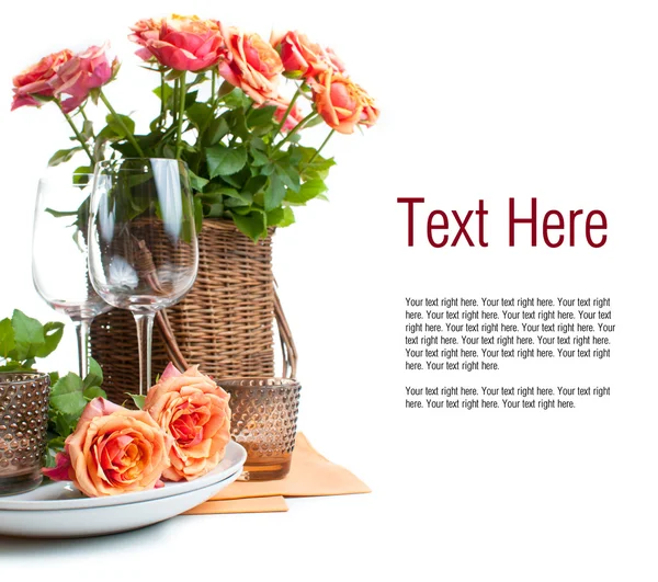 Modelo com configuração de mesa festiva com rosas — Fotografia de Stock