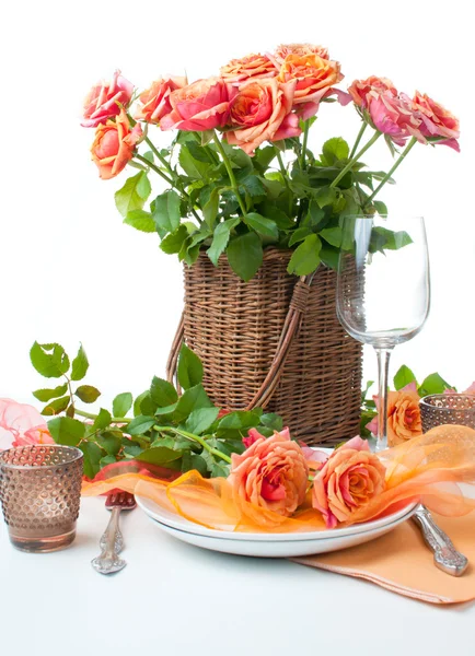 Feestelijke tabel instelling met rozen — Stockfoto