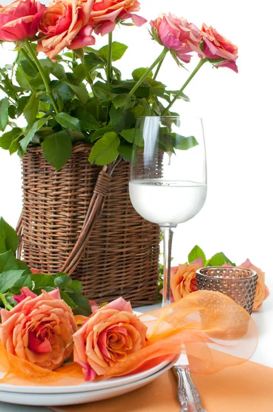 Накрытие праздничного стола с розами — стоковое фото