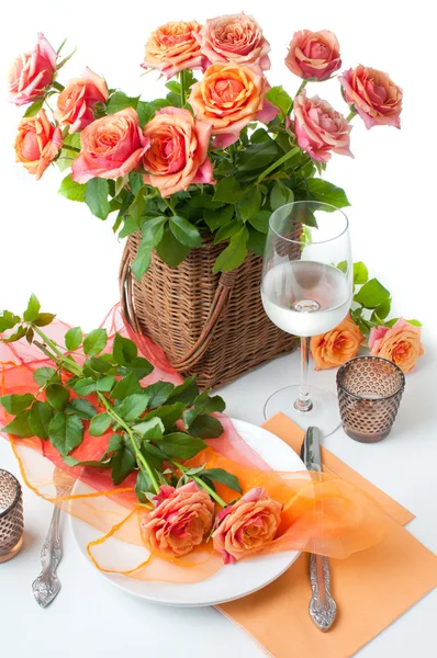 Festlig dukningen med rosor — Stockfoto