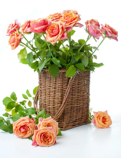 Arrangemang med rosor i en flätad korg — Stockfoto