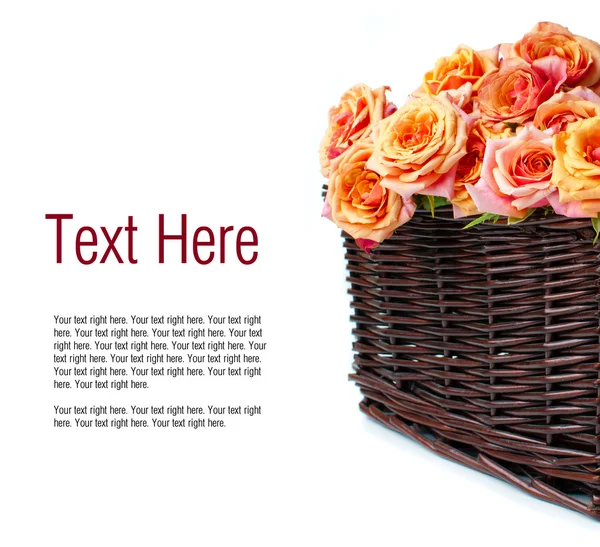 Arranjo com rosas em uma cesta de vime — Fotografia de Stock