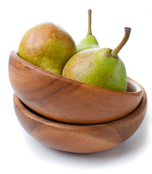 Gröna päron i en trä skål — Stockfoto
