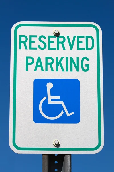 Handicap gereserveerde parkeerplaats teken — Stockfoto