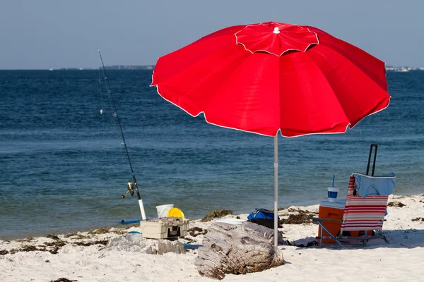 Kırmızı plaj şemsiye — Stok fotoğraf