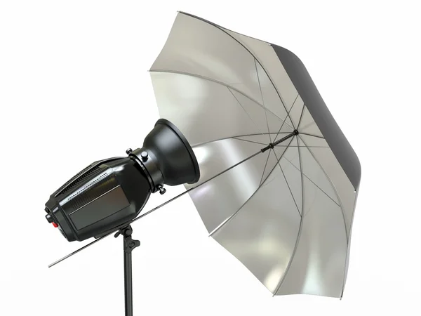 Оборудование для освещения студии. Вспышка и зонтик — стоковое фото