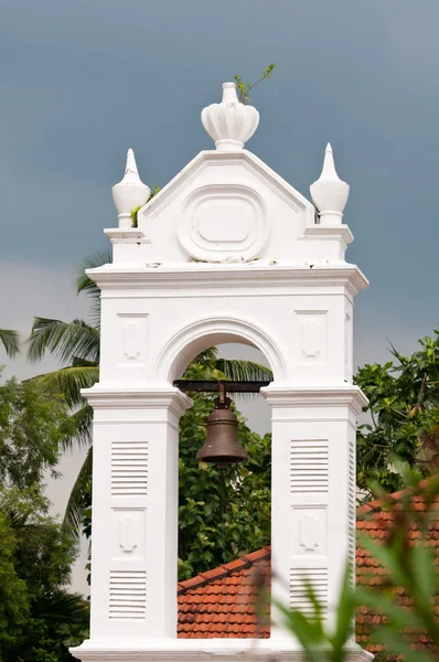 Staré kostelní zvon v bílém oblouku — Stock fotografie