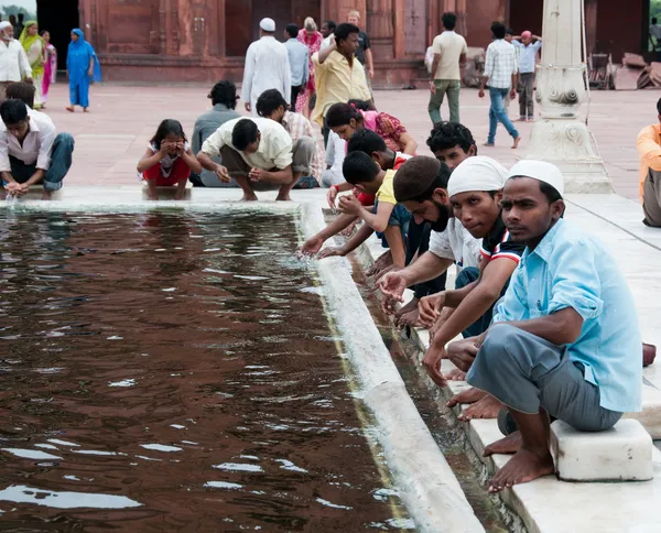 Ablution à Jama Masjid, la plus grande mosquée de l'Inde — Photo