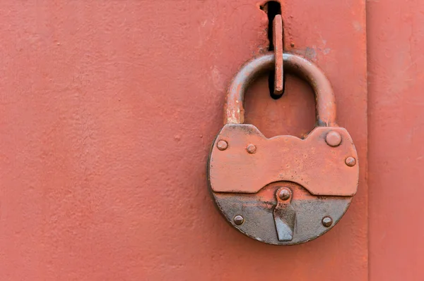 Vecchia serratura su porta in metallo — Foto Stock